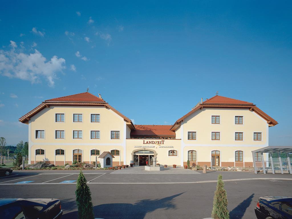 Landzeit Restaurant Voralpenkreuz Hotel Sattledt Exterior foto